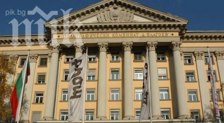 свършват парите труд часа принуждават журналистите взимат неплатен отпуск