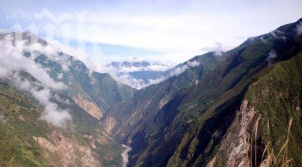 двадесет души неизвестност падане автобус река бенин