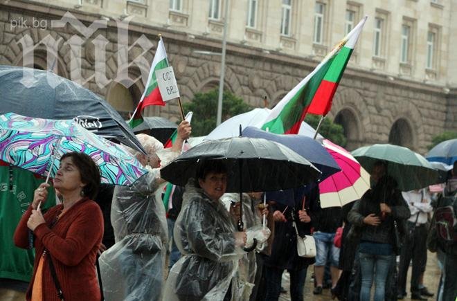 Иван Бедров и Иво Инджев също протестират под дъжда