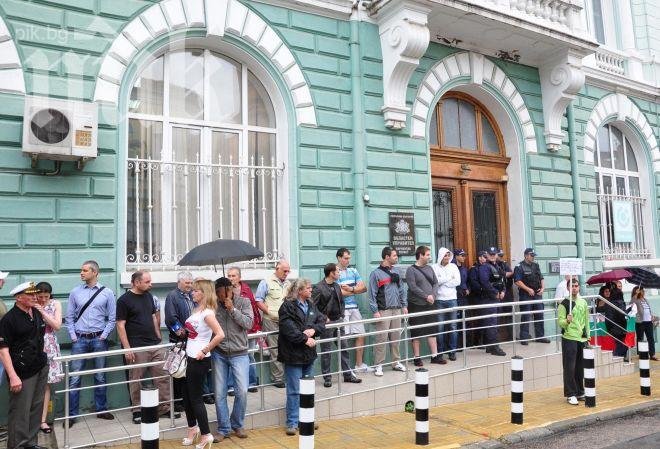 30 души протестираха срещу правителството и във Варна