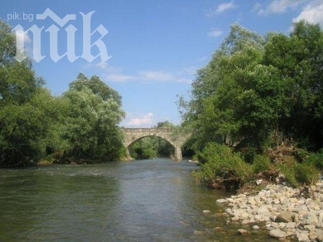 Водолази откриха тялото на потъналия в Янтра 8-годишен Мартин