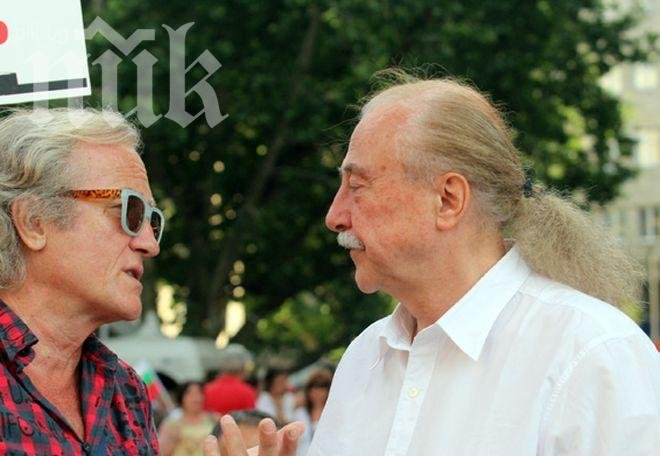 Творци дават кръв на протеста