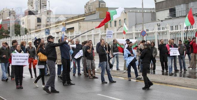 Пламен Орешарски е блокиран от протестиращи пред дома си