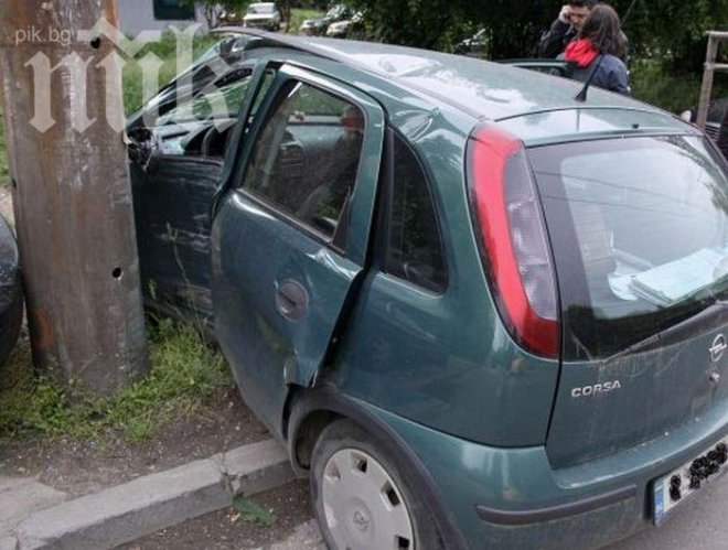 Шофьор без книжка се удари в стълб, три момчета пострадаха