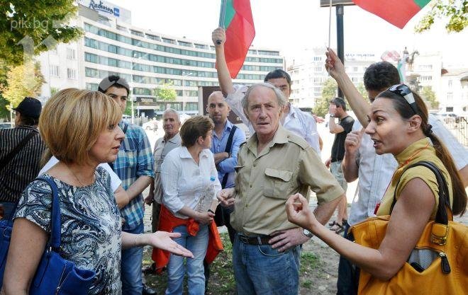 Мая Манолова пред ПИК: Не се страхувам от доматите и яйцата, които хвърлят по мен