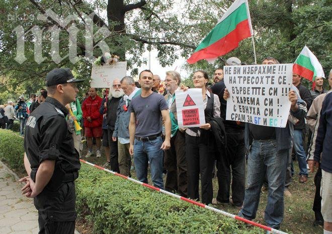 Трети ден на ранно кафе пред парламента