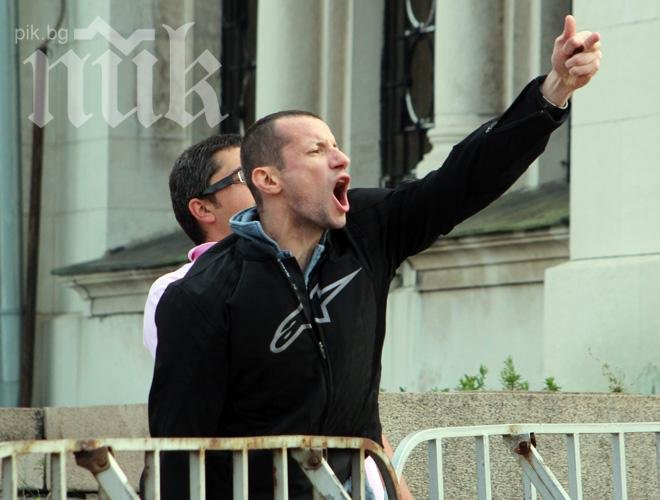 Правят жива верига около парламента