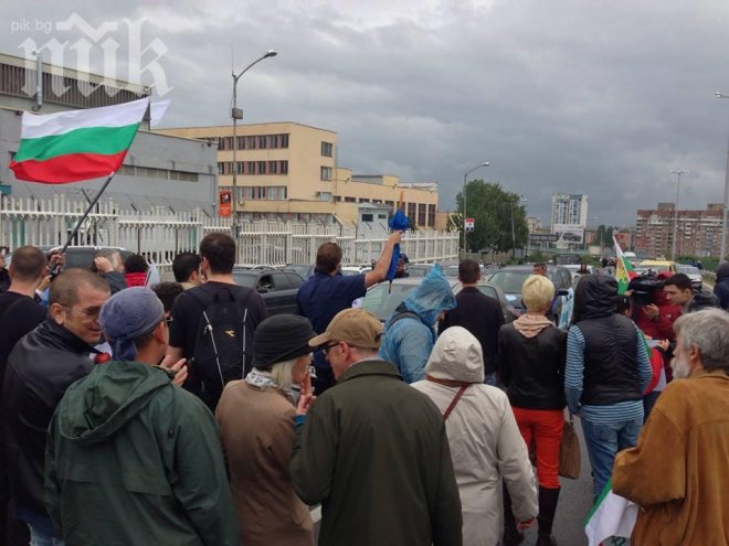 Протестиращите блокираха бул. Брюксел в посока центъра на София