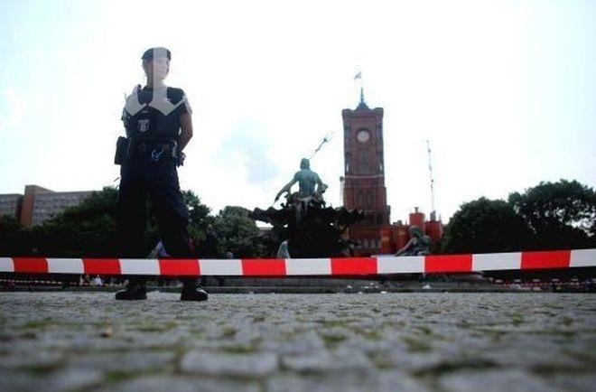 Гръмнаха гол мъж с нож в Берлин