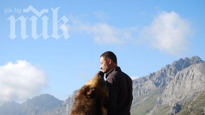 Уникално! Мечок свири на тромпет и ръкопляска (видео)