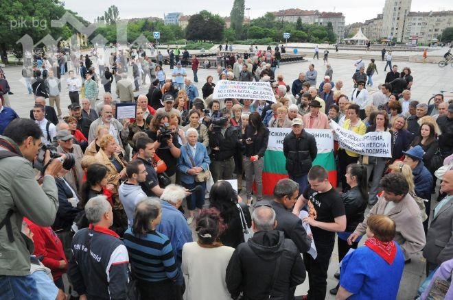 Няколкостотин пред НДК поискаха Орешарски да остане на власт