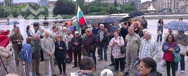 Петдесетина човека в София се събраха в подкрепа на Орешарски 