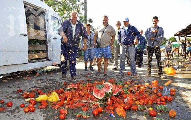 Производители изхвърлиха продукция край Любимец (снимки)