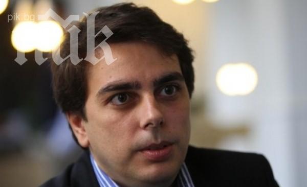 Асен Василев не вижда как ще се върже сметката с поевтиняването на тока