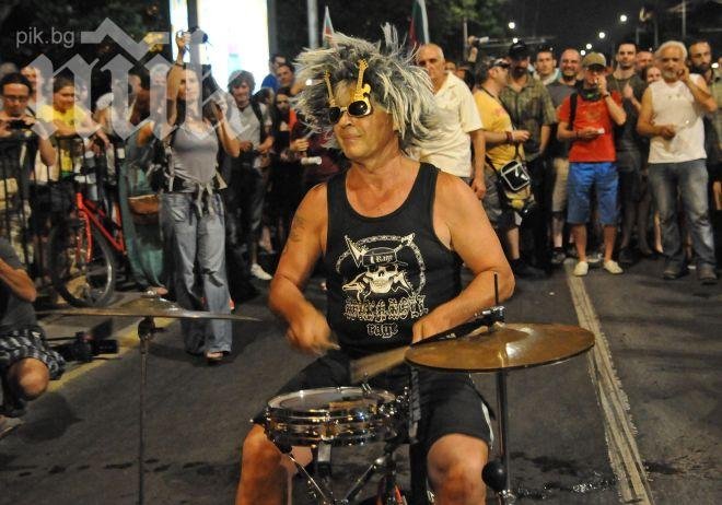 Антиправителственото шествие приключи с шоу програма пред парламента