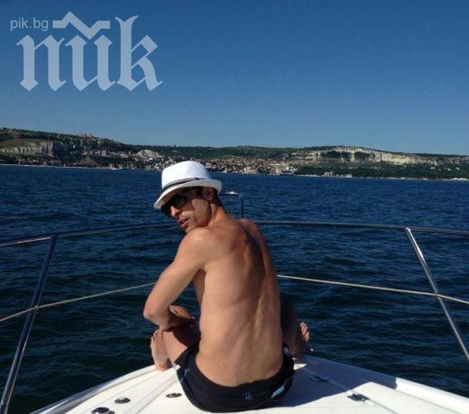 Димитър Бербатов разпуска на яхта в Черно море