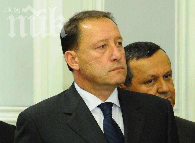 Военният министър актуализирал екипа, който ще търси нов боен самолет