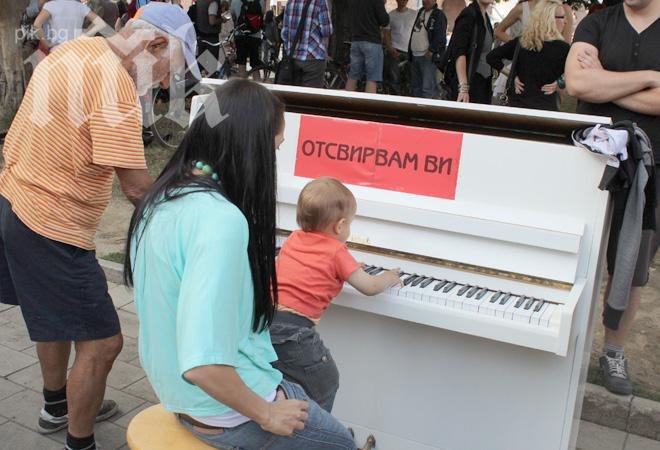 Жената на Иво Прокопиев протестира срещу Орешарски