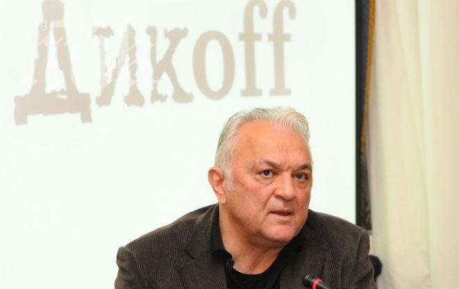 Сашо Диков пред ПИК: Клоунът Сидеров държи в зависимост Станишев, Местан, правителството и парламента