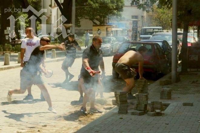 Росен Животното, който атакува БФС с камъни, бил следствен и за нападение над жена