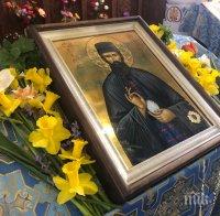 Ахелой и Радва посрещат чудотворната икона с мощите на свети Ефрем Нови