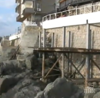 ПОРЕДНО БЕЗОБРАЗИЕ: Ресторант вдигна тераса върху скалите в Стария Созопол