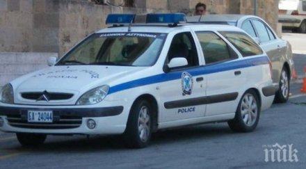 прибраха кауша двама хулигани нападнали ченгета атина