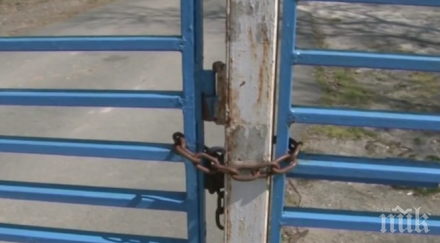 скандално достъпът плажа аркутино ограничен заключи металните врати тежки катинари