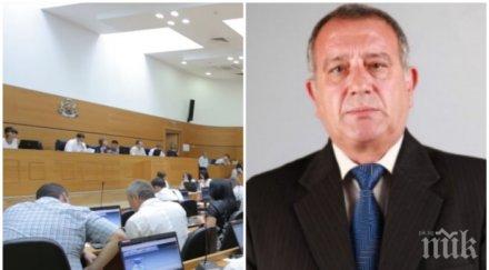 скандал съветник пловдив разписва две заплати общината
