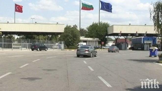 Задържаха турчин със 130 000 евро в кутии с бисквити