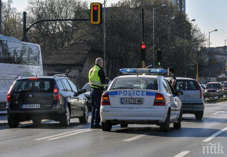 Катастрофа до Централна гара в София, кола и мотор се отнесоха (СНИМКИ)