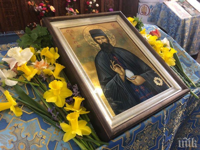 Ахелой и Радва посрещат чудотворната икона с мощите на свети Ефрем Нови