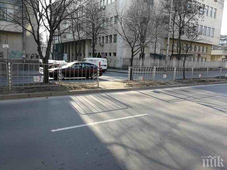 Вандали демонтираха парапет на оживен булевард във Варна, мързи ги да вървят