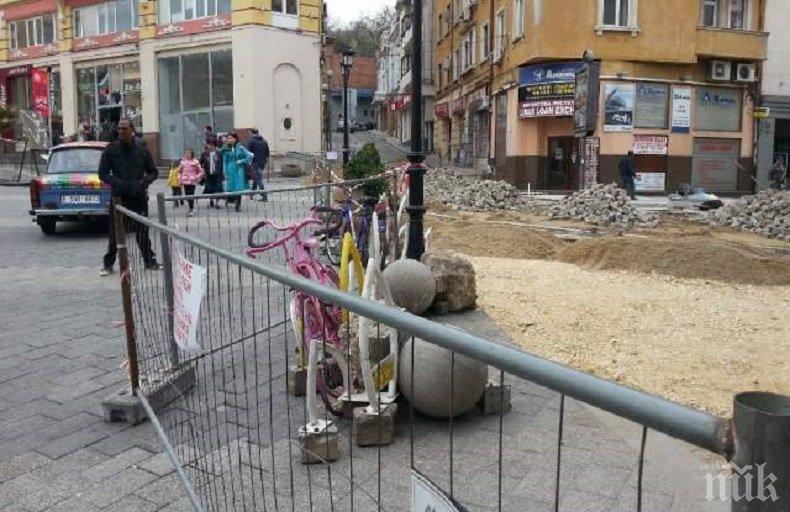 ПОД ТЕПЕТАТА: Багери шашнаха италианци на Джумаята, после сложиха огради на ремонта