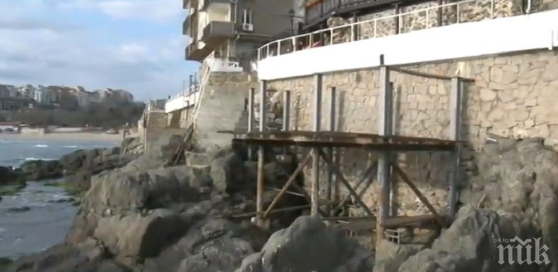 ПОРЕДНО БЕЗОБРАЗИЕ: Ресторант вдигна тераса върху скалите в Стария Созопол
