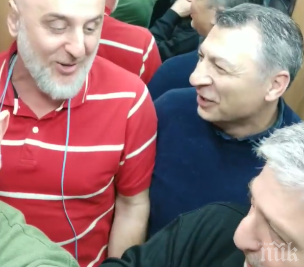 Заседнали в асансьор грузинци изпяха песен и станаха герои в мрежата (ВИДЕО)