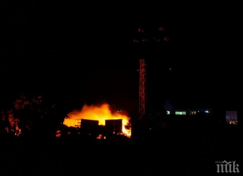 Два ТИР-а изгоряха в стопански двор 