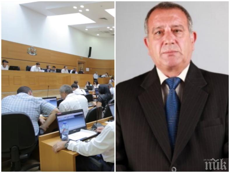 СКАНДАЛ: Съветник от Пловдив се разписва за две заплати в Общината