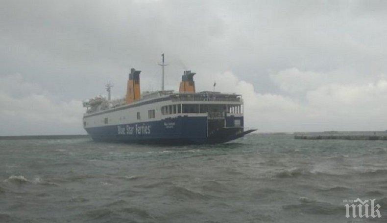 БЕДСТВИЕ: Бури и огромни вълни затвориха пристанища в Гърция (ВИДЕО)