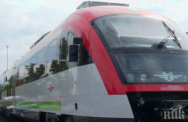 САМО В ПИК: Бесен екшън - пътници без билети нападнаха началник-влак (СНИМКА)