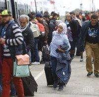 СТАВА СТРАШНО: 500 мигранти в схватка с гръцката полиция