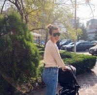 Тенисистката Цвети Пиронкова бута количката из Пловдив