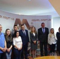 Вицето Марияна Николова нахлузи жълта каска (СНИМКА)