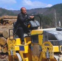 ЧЕЛЕН ОПИТ: Кметът на Смилян яхна валяк, сам запълва дупките по улиците