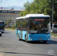 ОТ ПОСЛЕДНИТЕ МИНУТИ: Автобус се разби жестоко в Пловдив, за малко да се вреже в хотел