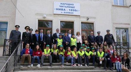 младен маринов наблюдава обучение деца първа помощ пострадали снимки