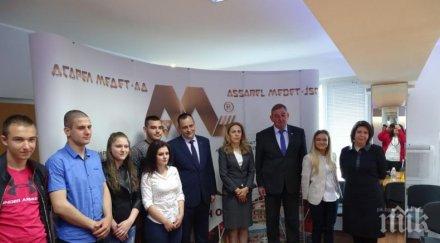 вицето марияна николова нахлузи жълта каска снимка