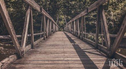 туристи изградиха мост река ябланишка