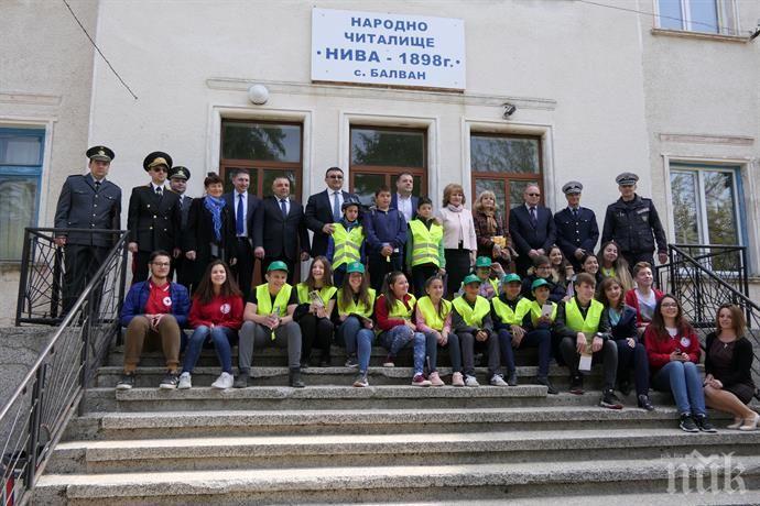 Младен Маринов наблюдава обучение на деца за първа помощ на пострадали (СНИМКИ)