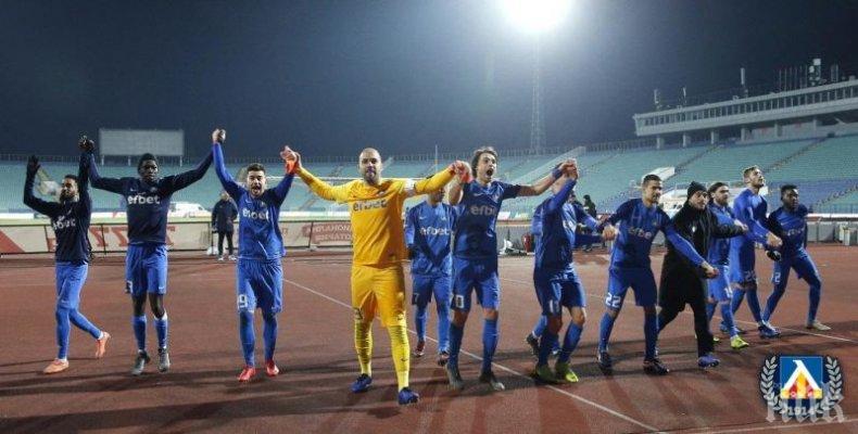 ПЪЛНА ПРОМЯНА: Сините слагат лъв на фланелките